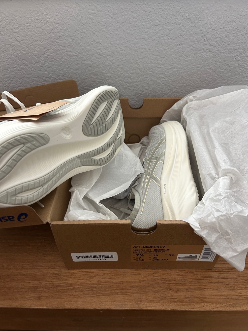 ASICS Women’s Gel Nimbus 27 Running shoe in Light Gray and White size 7.5 NWT - Picture 4 of 4
